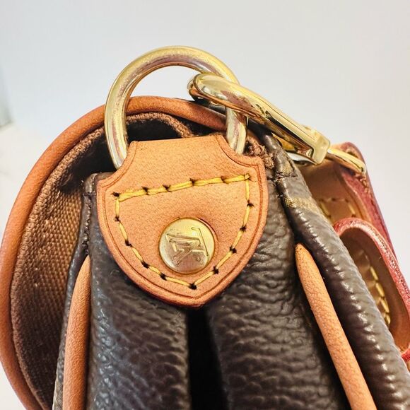 Louis Vuitton Friendly Pochette - Picture 13 of 13